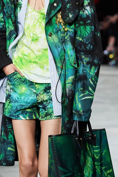 Look 64